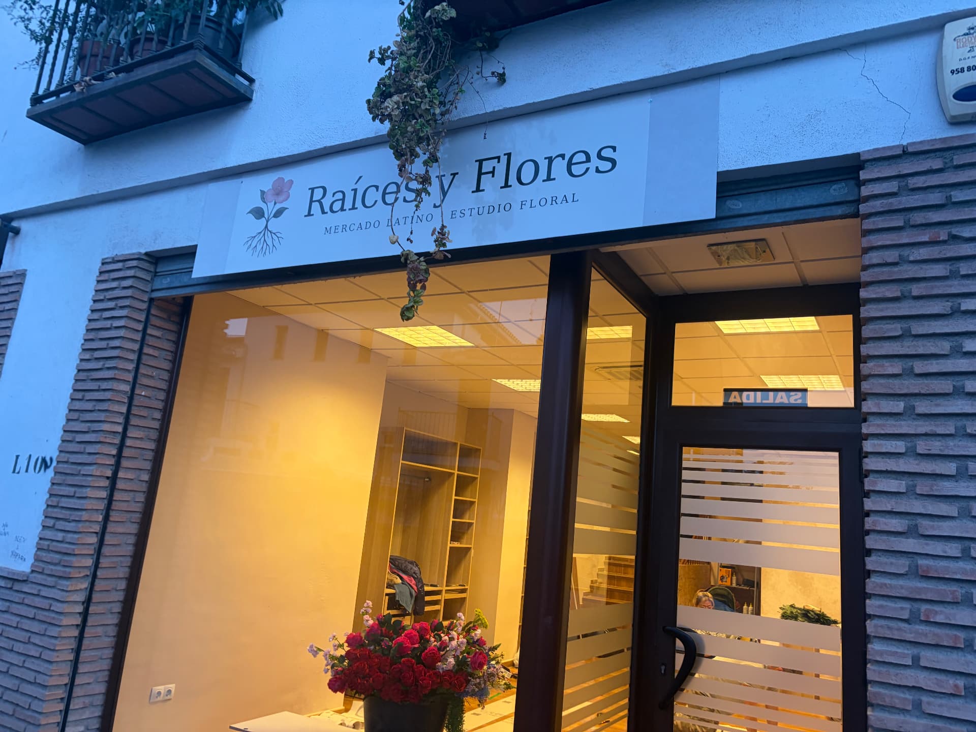 Fachada real de Raices y Flores en La Zubia